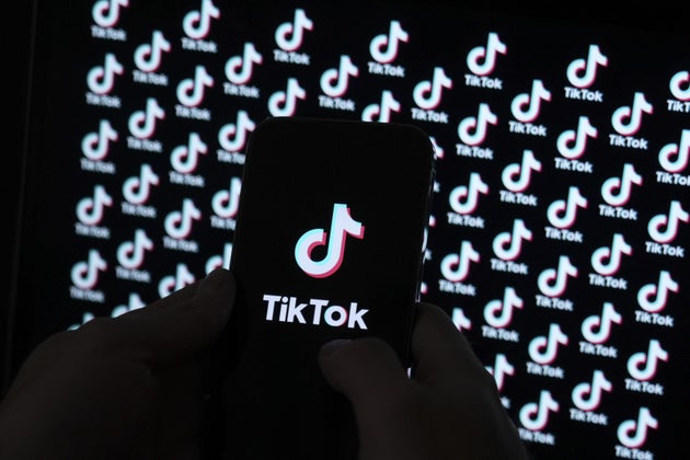 Το TikTok είναι γεμάτο αναξιόπιστα βίντεο. Είτε θίγουν πολιτικά ζητήματα, είτε προσφέρουν tips ομορφιάς και ευεξίας.