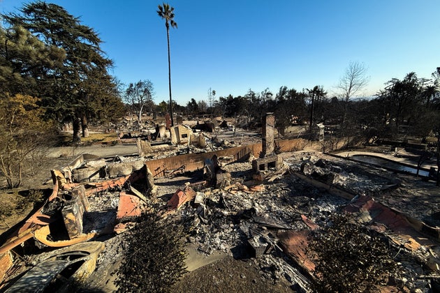 カリフォルニア州アルタデナで発生したイートン火災で破壊された住宅街=2025年1月14日