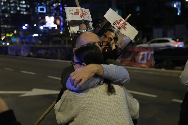 ΤΕΛ ΑΒΙΒ, ΙΣΡΑΗΛ - 15 ΙΑΝΟΥΑΡΙΟΥ: Άνθρωποι αντιδρούν στις αναφορές για πιθανή συμφωνία κατάπαυσης του πυρός στη Γάζα και απελευθέρωσης ομήρων κατά τη διάρκεια συλλαλητηρίου που ζητά την επιστροφή των ομήρων που κρατούνται στη Λωρίδα της Γάζας στις 15 Ιανουαρίου 2025 στο Τελ Αβίβ του Ισραήλ. Μια συμφωνία κατάπαυσης του πυρός μεταξύ του Ισραήλ και της Χαμάς ανακοινώθηκε απόψε, η οποία θα συνεπάγεται την απελευθέρωση των ισραηλινών ομήρων που κρατούνται στη Γάζα, σύμφωνα με αξιωματούχους της Χαμάς, των Ηνωμένων Πολιτειών και άλλων μερών. (Φωτογραφία: Amir Levy/Getty Images)