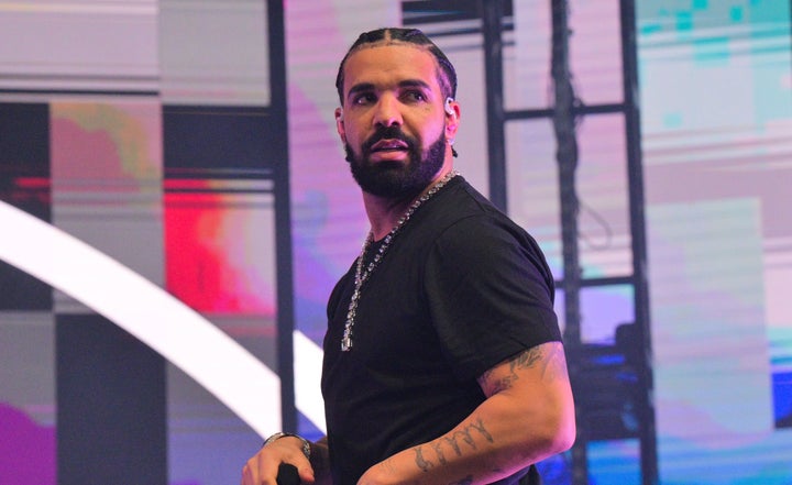 Drake se apresenta em Atlanta, Geórgia, em dezembro de 2022. Na quarta-feira, o rapper abriu um processo por difamação contra sua gravadora, Universal Music Group.