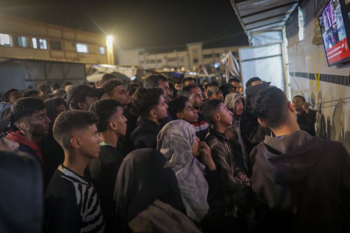 Παλαιστίνιοι κοιτούν τηλεόραση ενώ περιμένουν την ανακοίνωση της συμφωνίας κατάπαυσης πυρός στη Χαν Γιούνις (AP Photo/(AP Photo/Jehad Alshrafi)