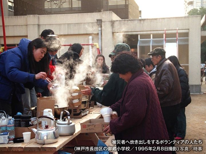 被災者へ炊き出しをするボランティアの人たち