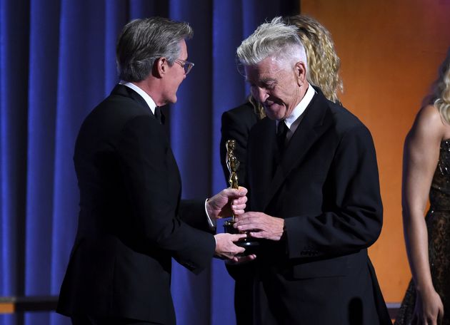 Kyle MacLachlan presents David Lynch with his honorary Oscar in October 2019