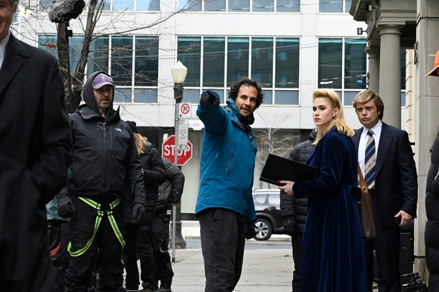 映画『アプレンティス：ドナルド・トランプの創り方』でイヴァナ・トランプを演じたマリア・バカローヴァ氏と話すアリ・アッバシ監督（中央）