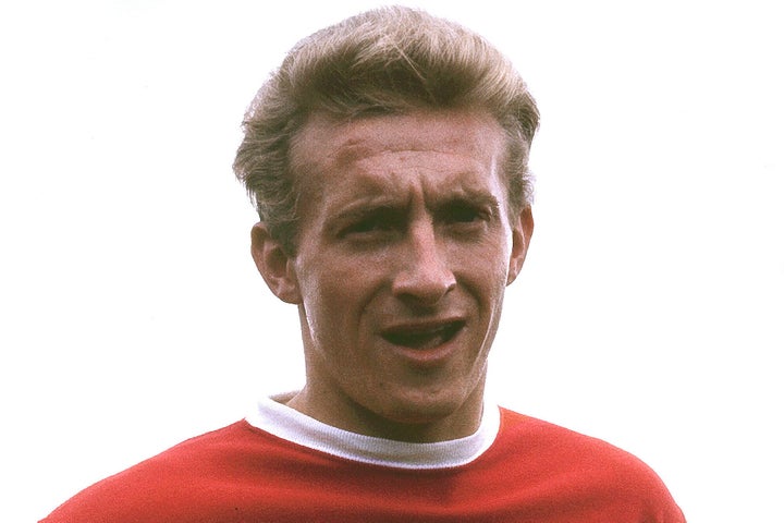 FILE - Ο Σκωτσέζος ποδοσφαιριστής Denis Law, ο οποίος αγωνίζεται στη Μάντσεστερ Γιουνάιτεντ, απεικονίζεται στο Λονδίνο το 1962. (AP Photo/File)