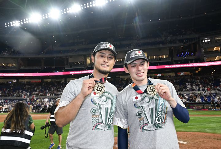 WBCで優勝してメダルを見せる佐々木朗希選手とダルビッシュ有選手（2023年3月21日）