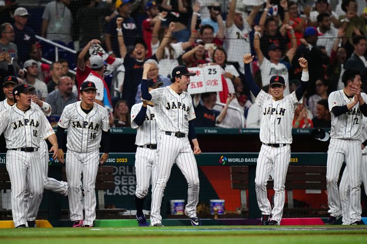 WBCアメリカ戦で、岡本和真選手のホームランをチームメートとともに喜ぶ佐々木朗希選手（2023年3月21日）