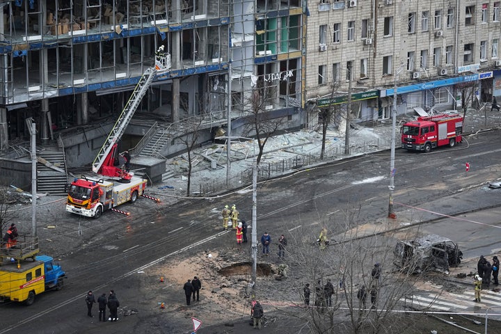 Πυροσβέστες σε κτίριο που υπέστη ζημιές από τη ρωσική επίθεση. Σάββατο 18 Ιανουαρίου (AP Photo/Efrem Lukatsky)