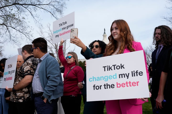 Οπαδοί του TikTok συγκεντρώνονται στο Καπιτώλιο στην Ουάσιγκτον, καθώς η Βουλή ενέκρινε το νομοσχέδιο που οδηγεί στην απαγόρευση της δημοφιλούς εφαρμογής σε εθνικό επίπεδο - 13 Μαρτίου 2024.