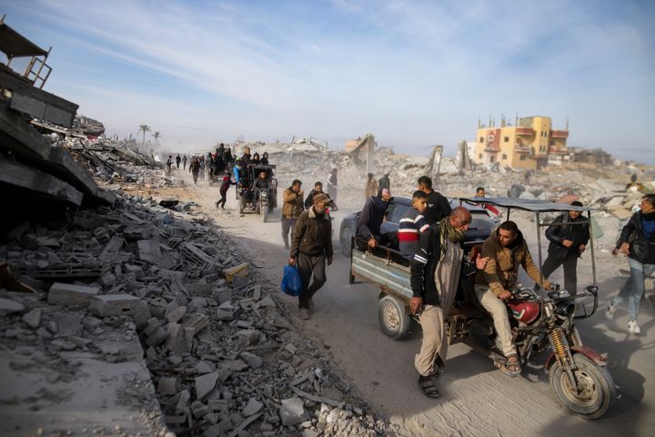 Displaced Palestinians leave parts of Khan Younis as they go back to their homes in Rafah, southern Gaza Strip, Sunday, Jan. 19, 2025. (AP Photo/Jehad Alshrafi)