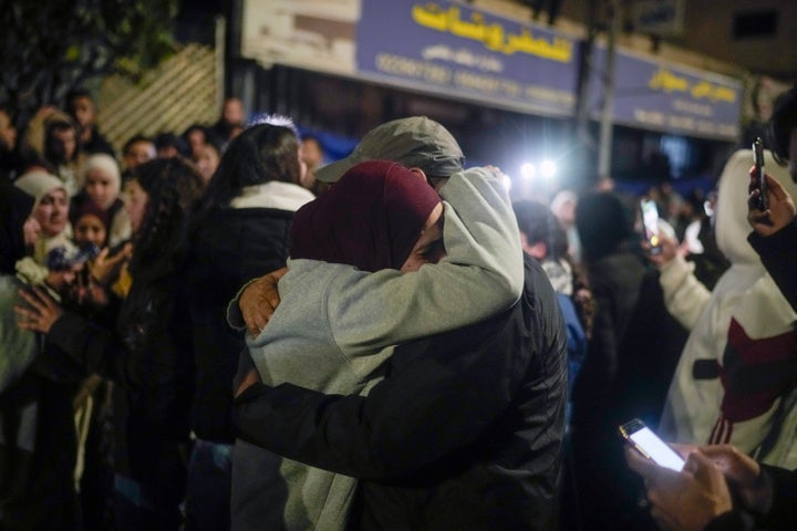 Παλαιστίνια, κρατούμενη σε ισραηλινές φυλακές στην αγκαλιά αγαπημένων της μετά την αποφυλάκισή της (20 Ιανουαρίου 2025)