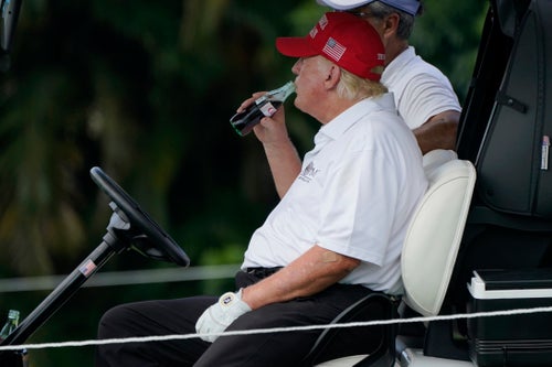 【全品送料無料】 米コカコーラ、トランプ氏デザインの特別ダイエットコーラを贈呈 トランプ