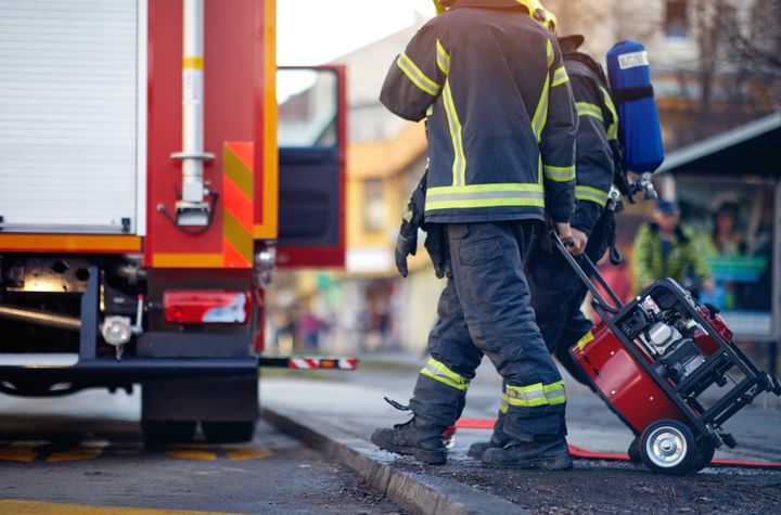 Όχημα της πυροσβεστικής και πυροσβέστες (φωτογραφία αρχείου)