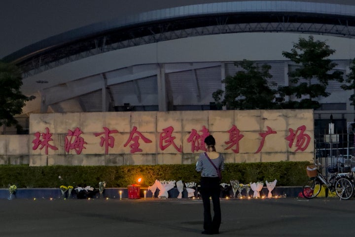 Μια γυναίκα αποτίει φόρο τιμής έξω από Το "Zhuhai People's Fitness Plaza", όπου ένας άνδρας, στις 11 Νοεμβρίου, 2024, είχε πέσει εσκεμμένα με το όχημα του πάνω σε ανθρώπους που γυμνάζονταν μπροστά από αθλητικό συγκρότημα, σκοτώνοντας 35 και τραυματίζοντας άλλους 43.