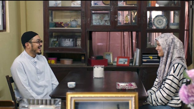 『今日の海が何色でも』より。シャティ（右）と、お見合い相手の男性