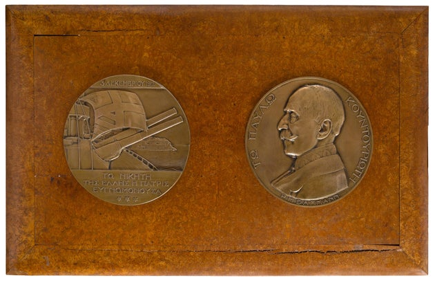 Οι δύο όψεις αναμνηστικού μεταλλίου με τον Παύλο Κουντουριώτη σε ειδική μεγάλου μεγέθους έκδοση, Εκτίμηση €6.000-8.000 ευρώ.