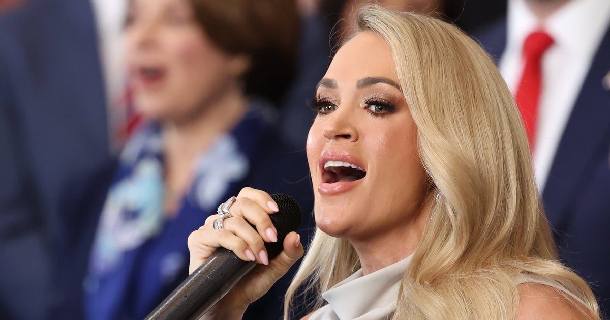 NextImg:Carrie Underwood Sings A Cappella At Trump's Inauguration After Technical Glitch