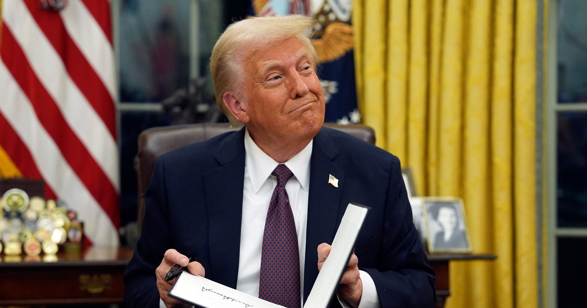 NextImg:Donald Trump Signs Executive Order To Redefine Birthright Citizenship