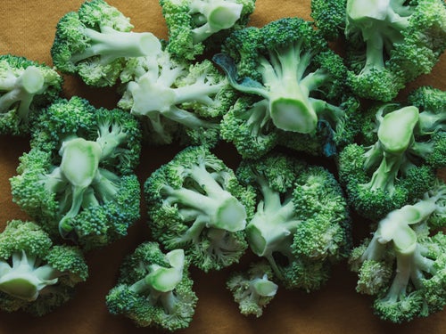 To μπρόκολο είναι ένα μη αμυλούχο λαχανικό με χαμηλή περιεκτικότητα σε υδατάνθρακες, το οποίο μας προσφέρει ενέργεια και ένα σωρό θρεπτικά συστατικά.