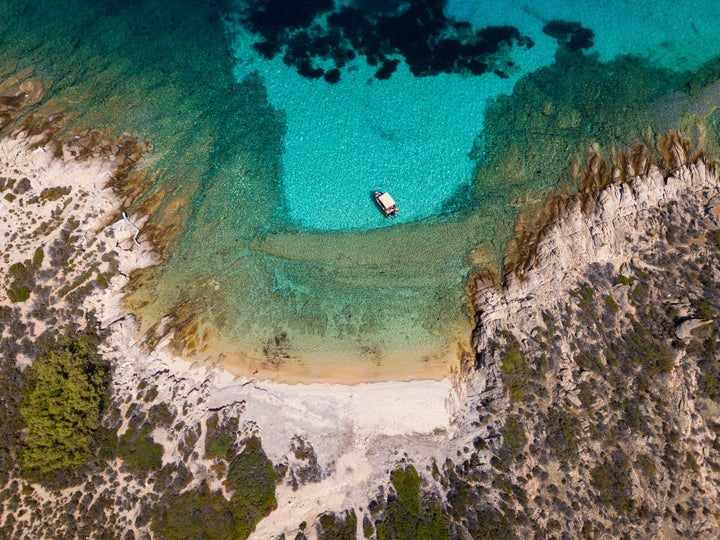 Αεροφωτογραφία ενός απομονωμένου όρμου στη Σιθωνία 