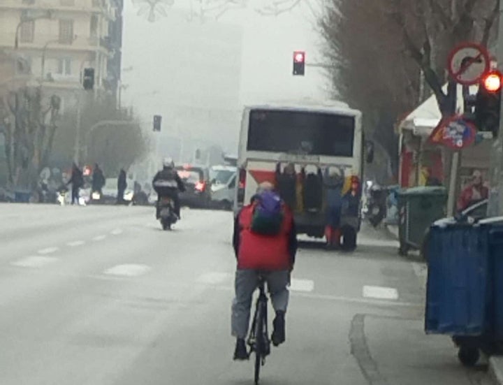 Η στιγμή που οι 3 νεαροί κρέμονται από το πίσω μέρος λεωφορείου του ΟΑΣΘ