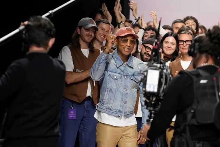 Ο Pharrell Williams περιτριγυρισμένος από την ομάδα πίσω από την ανδρική συλλογή Louis Vuitton Φθινόπωρο-Χειμώνας 2025-2026, που παρουσιάστηκε στο Παρίσι, Τρίτη 21 Ιανουαρίου 2025. (AP Photo/Michel Euler)