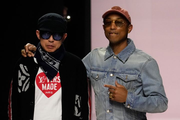 Ο Pharrell Williams, δεξιά, περπατά με τον Nigo, καλλιτεχνικό σχεδιαστή του Kenzo, με τον οποίο συνδημιουργεί την ανδρική συλλογή Louis Vuitton Φθινόπωρο-Χειμώνας 2025-2026, που παρουσιάστηκε στο Παρίσι, Τρίτη 21 Ιανουαρίου 2025. (AP Photo/Michel Euler)