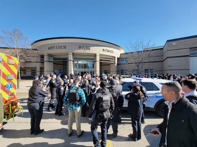 Στη φωτογραφία που δόθηκε από την αστυνομία του Νάσβιλ, το προσωπικό έκτακτης ανάγκης συγκεντρώνεται έξω από το Antioch High School μετά από περιστατικό πυροβολισμών την Τετάρτη 22 Ιανουαρίου 2025 στο Νάσβιλ του Τενεσί (Metro Nashville Police via AP).