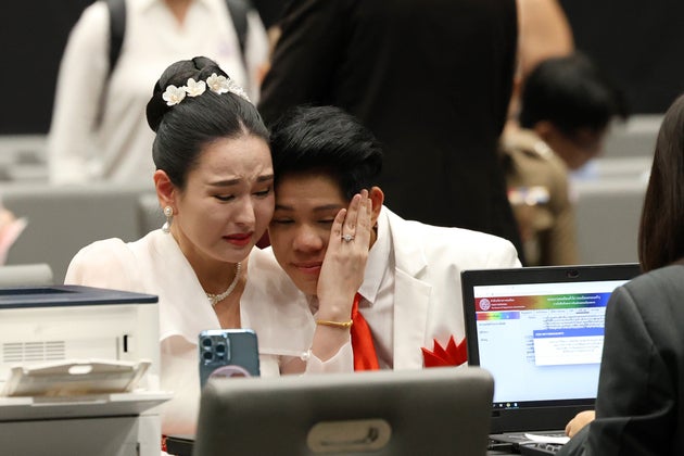 バンコクで開かれた結婚の平等実現を祝うイベントで、感極まった表情を見せるカップル（2025年1月23日）