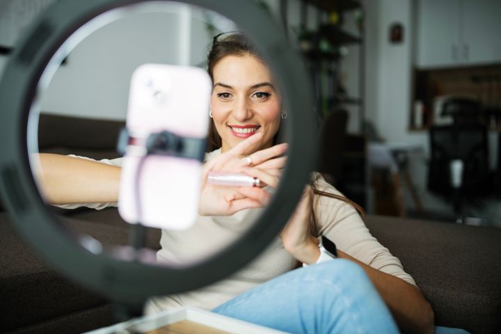 Influencer ανεβάζει βιντεάκι στο TikTok. Θα καταφέρει, άραγε, να την «κλέψει» το Facebook από το κινεζικό μέσο κοινωνικής δικτύωσης.