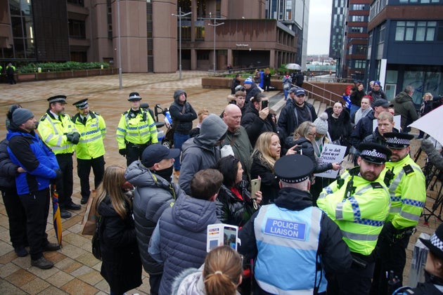 Μέλη του κοινού και αστυνομικοί έξω από το Liverpool Crown Court πριν από την αναχώρηση του Axel Rudakubana, όπου καταδικάζεται αφού παραδέχτηκε τις δολοφονίες τριών κοριτσιών σε ένα μάθημα χορού στο Southport.