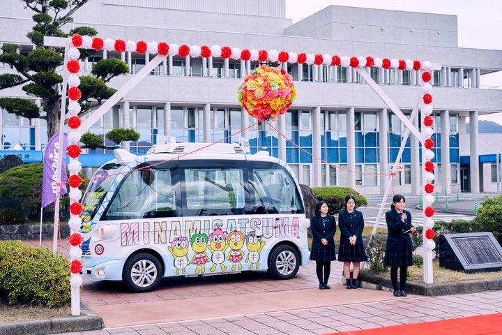 オープニングセレモニーの様子。自動運転EVバスのラッピングは、地元の鳳凰高校の生徒たちがデザインした