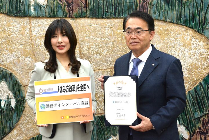 愛知県の大村秀章知事（右）とワーク・ライフバランスの小室淑恵社長