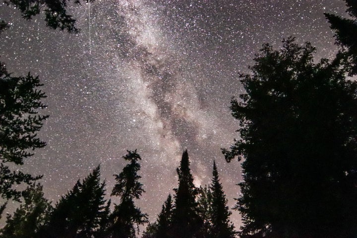 Μια νύχτα με πολλά αστέρια στο Fushimi Lake Campground, στο Hearst Ontario.