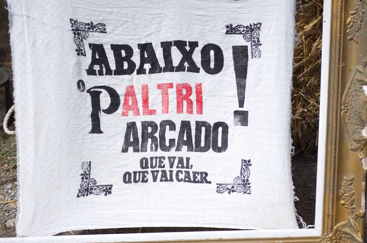 A banner reads "Down with pALTRIarchy! It's going to fall," in Galician.