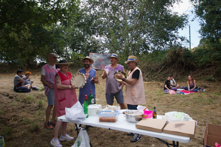 Members of the Agrupación Folklórica Aturuxo, a cultural association from A Coruña, playing the tambourine in Souto do Caracacho. Some of them have "Altri Non" written on their arms.