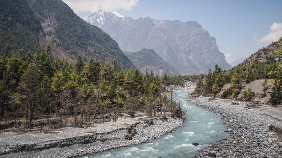 Εικόνες από ένα μαγικό τόπο το Annapurna Circuit Trek, ένα από τα πιο φημισμένα treks, όχι μόνο του Νεπάλ, αλλά ολόκληρης της υφηλίου. Το συγκεκριμένο trek, αν και αρκετά απαιτητικό, προσφέρει στον πεζοπόρο την δυνατότητα να τρέφεται και να διανυκτερεύει σε lodges (ξενώνες). Το μονοπάτι είναι πανέμορφο με μοναδικά τοπία, παραδοσιακά χωριά και πολλούς trekkers για νέες φιλίες.