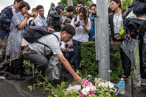 京アニ事件でも、献花台や全国の遺族らの家などに、多くの報道機関が押し寄せるメディアスクラムが発生した（2019年7月）