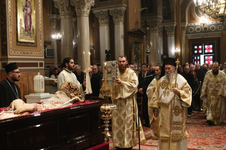 Θεία λειτουργία στην Μητρόπολη Αθηνών μπροστά στο σκήνωμα του Αρχιεπισκόπου Αναστάσιου και τρισάγιο