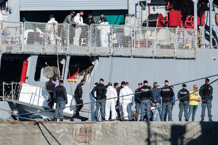 Μετανάστες αποβιβάζονται από το ιταλικό πολεμικό πλοίο «Libra» στο λιμάνι Σενγκίν της Αλβανίας - 8 Νοεμβρίου 2024