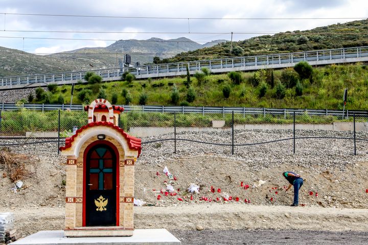 ΕΝΑ ΕΙΚΟΝΟΣΤΑΣΙ ΕΧΕΙ ΦΤΙΑΧΤΕΙ ΣΤΟ ΧΩΡΟ ΤΟΥ ΣΙΔΗΡΟΔΡΟΜΙΚΟΥ ΔΥΣΤΥΧΗΜΑΤΟΣ ΣΤΑ ΤΕΜΠΗ.