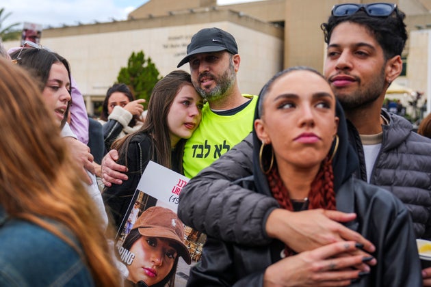 Συγγενείς και φίλοι Ισραηλινών που σκοτώθηκαν και απήχθησαν από τη Χαμάς και μεταφέρθηκαν στη Γάζα, παρακολουθούν την είδηση της απελευθέρωσης των ομήρων, στο Τελ Αβίβ, Ισραήλ, Σάββατο 25 Ιανουαρίου 2025. (AP Photo/Ariel Schalit)
