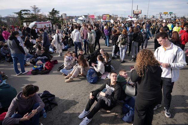 Μπλόκο από χιλιάδες Σέρβους φοιτητές σε κεντρικό δρόμο στο Βελιγράδι.