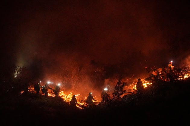 Από συμβόλαια πυρόσβεσης μέχρι και τοποθέτηση φωτοβολταϊκών: Τα πιθανά οφέλη της Μαφίας από μια πυρκαγιά είναι πολυάριθμα.