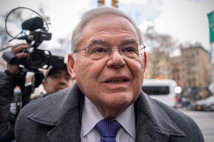 Ο πρώην γερουσιαστής Bob Menendez, D-N.J., φτάνει στο ομοσπονδιακό δικαστήριο , Τετάρτη, 29 Ιανουαρίου 2025, στη Νέα Υόρκη. (AP Photo/Julia Demaree Nikhinson)