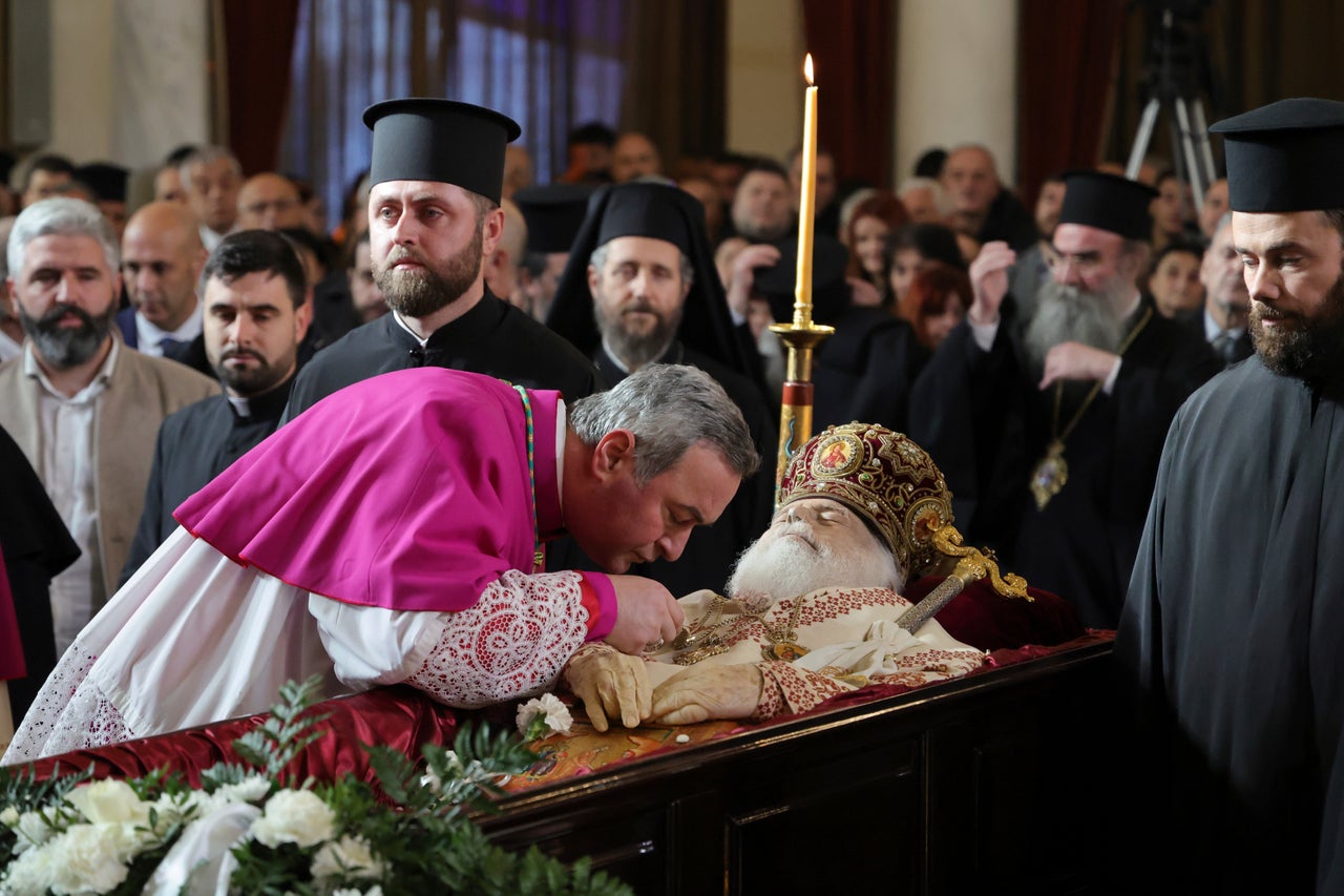 Ανώτεροι κληρικοί από την Καθολική και την Ορθόδοξη εκκλησία αποτίουν φόρο τιμής στον μακαριστό Αρχιεπίσκοπο Τιράνων, Δυρραχίου και πάσης Αλβανίας Αναστάσιο κατά τη διάρκεια της κηδείας του, μέσα στον Καθεδρικό Ναό της Αναστάσεως του Χριστού, στα Τίρανα της Αλβανίας.