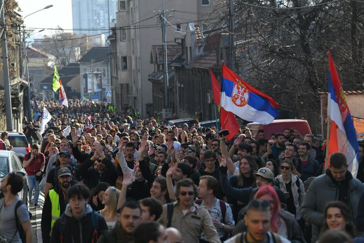 Φοιτητές πανεπιστημίου που συγκεντρώθηκαν στo Βελιγράδι με τα προσωπικά τους αντικείμενα, διαδηλώνουν προς το Νόβι Σαντ για να αντιδράσουν στο ατύχημα στο σιδηροδρομικό σταθμό που σκότωσε 15 άτομα, στο Βελιγράδι της Σερβίας στις 30 Ιανουαρίου 2025. (Photo by Amir Hamzagic/Anadolu via Getty Images)