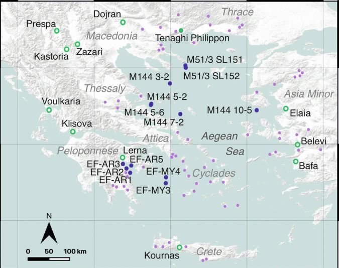 Χάρτης των πυρήνων ιζημάτων που αναλύθηκαν στη μελέτη, σημειωμένοι με κλειστούς κύκλους, μπλε για τους θαλάσσιους και πράσινο για τον χερσαίο στα Τενάγη Φιλίππων. Οι μωβ κλειστοί κύκλοι δείχνουν θέσεις γνωστών κοιτασμάτων που περιέχουν μόλυβδο και θα μπορούσαν να αποτελούν πηγές ρύπανσης κατά την αρχαιότητα. Ανοιχτοί πράσινοι κύκλοι δείχνουν άλλους πυρήνες που έχουν μελετηθεί κατά το παρελθόν και χρησιμοποιούνται στην εργασία για σύγκριση με τα τωρινά αποτελέσματα