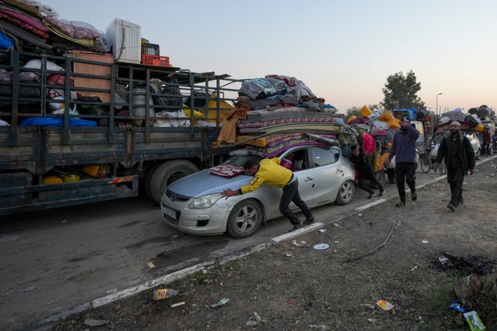 Εκτοπισμένοι Παλαιστίνιοι κινούνται προς τη βόρεια Γάζα (AP Photo/Abdel Kareem Hana)