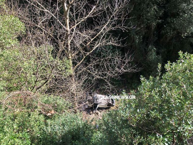 Τροχαίο με πτώση αυτοκινήτου σε γκρεμό στον δρόμο από Σκινέ προς Οθούνι του Δήμου Πλατανιά.